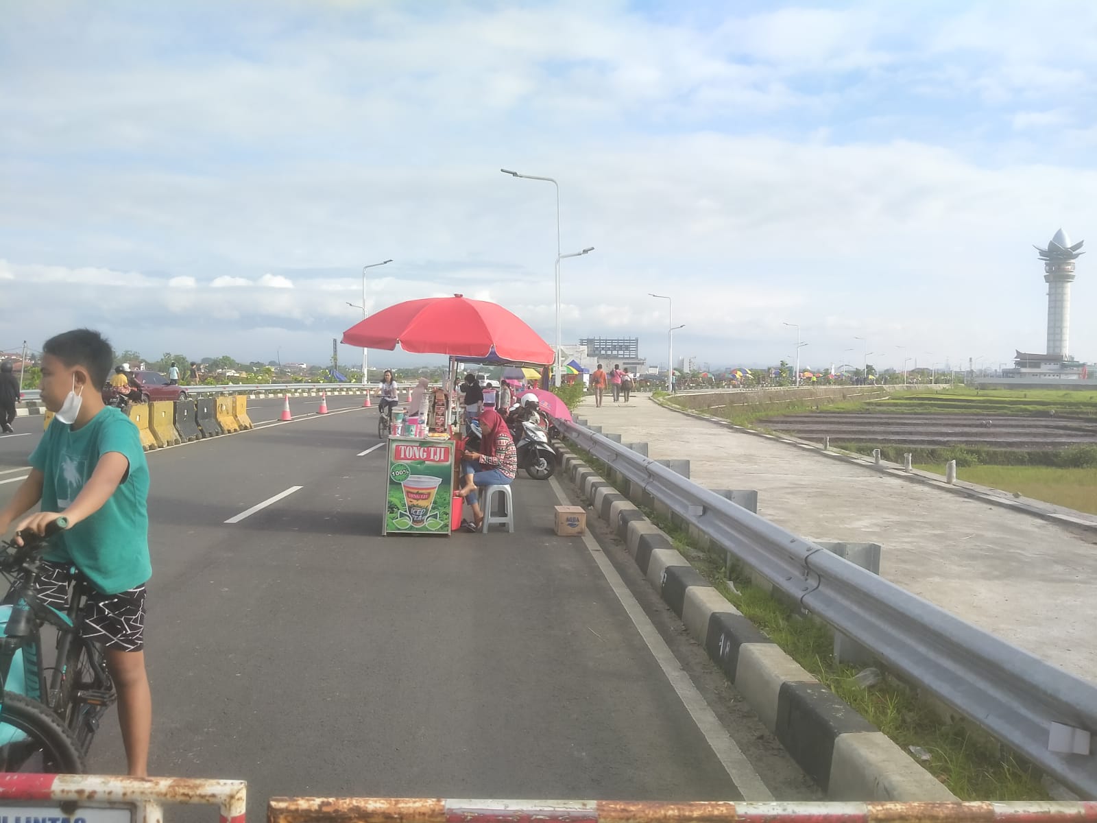 Siap Berjualan, Paguyuban Pedagang Pasar Setu Bikin Pembatas Jalan