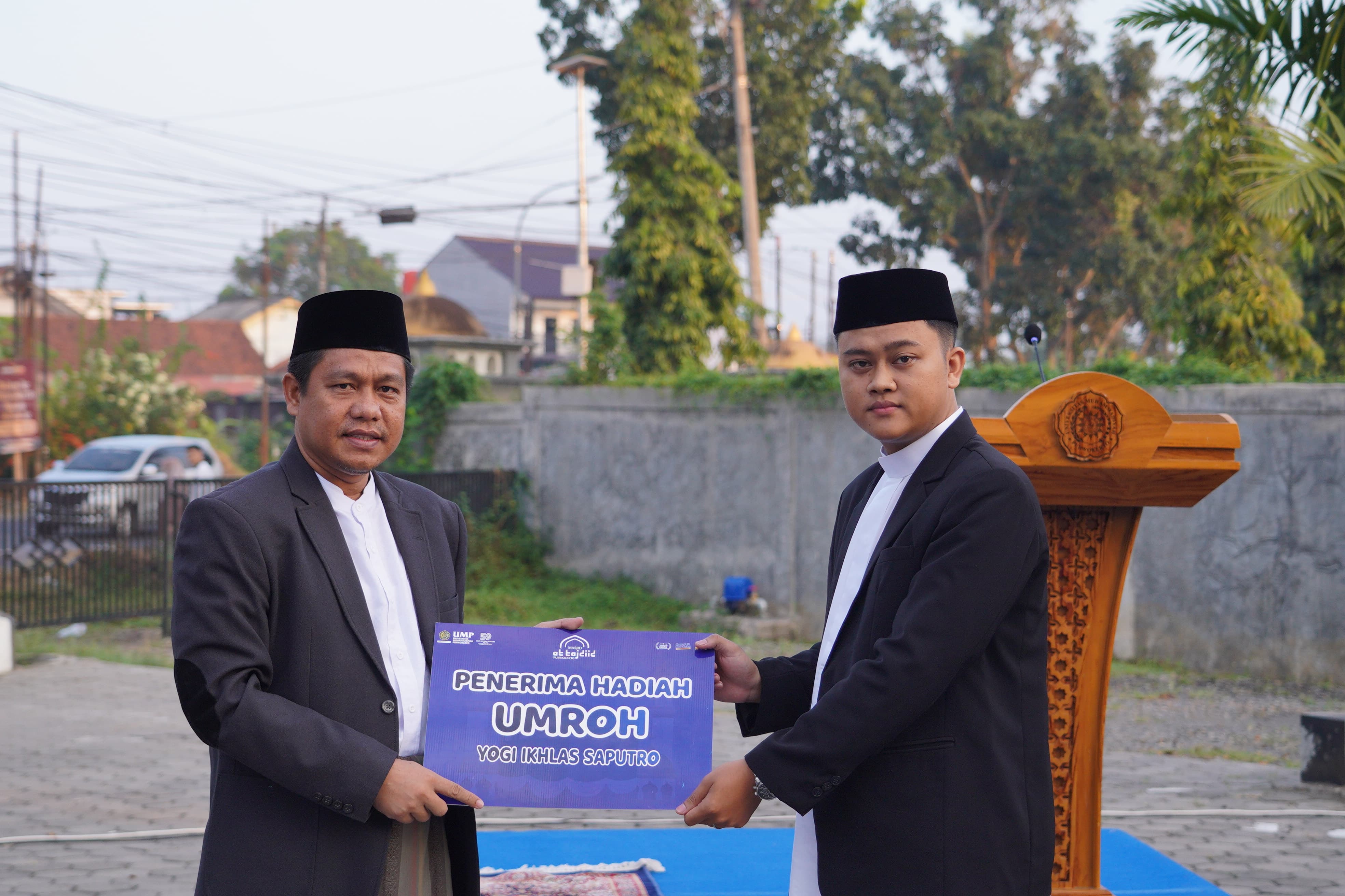 Masjid At-Tajdiid UMP Gelar Sholat Idul Adha, Berikan Hadiah Umroh kepada Ustadz Yogi Ikhlas Saputra