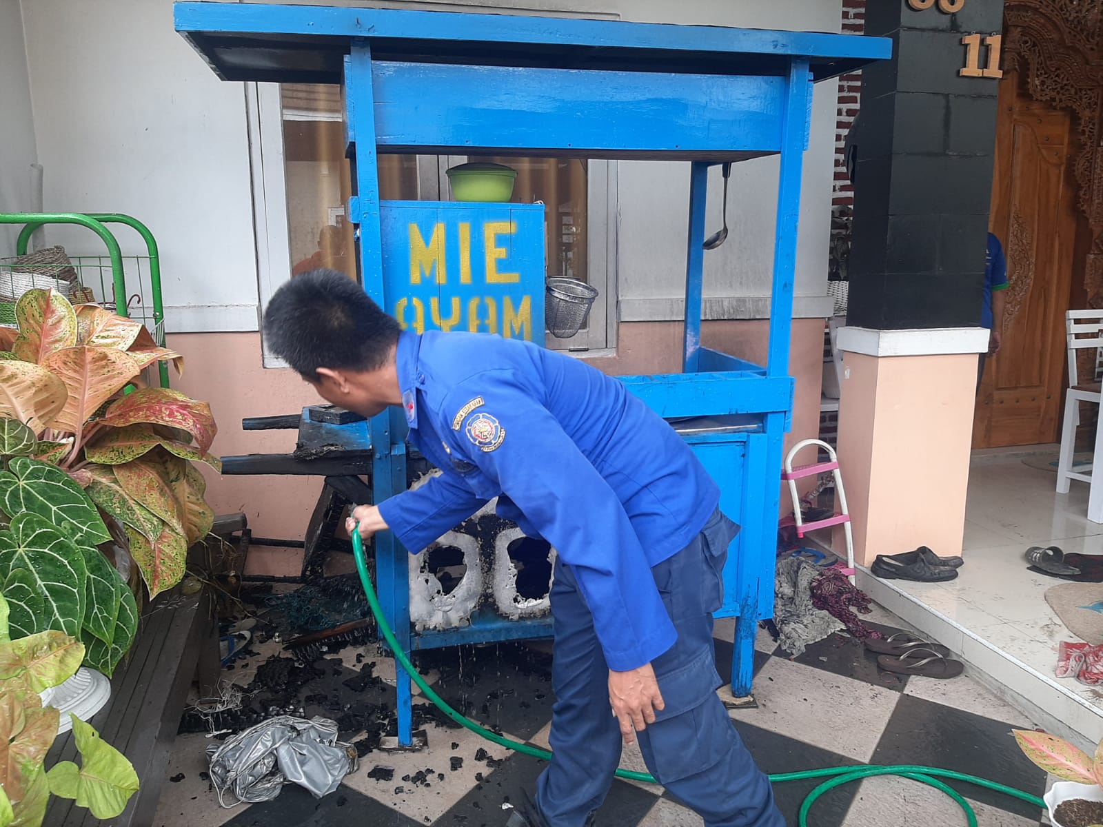 Lagi Jualan Mie Ayam di Purwokerto, Tiba-tiba Tabung Gas Bocor Keluarkan Api, Ludes Gerobaknya