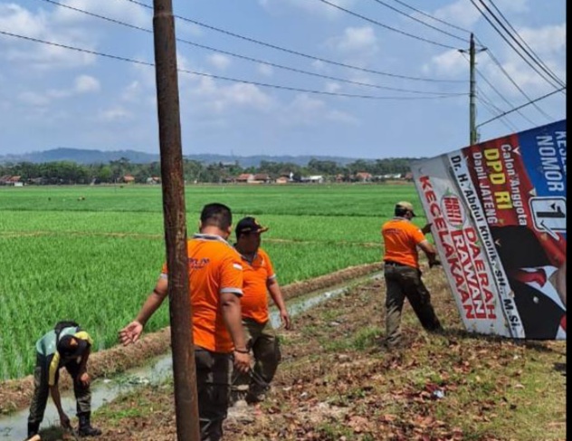 Penertiban Baliho dan Banner di Wilayah Kecamatan Maos, Cilacap, 68 Banner Ditertibkan 