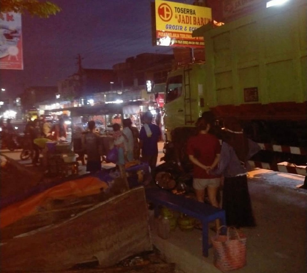 Rem Blong, Truk Tabrak Gerobak Batagor dan Martabak di Cilacap