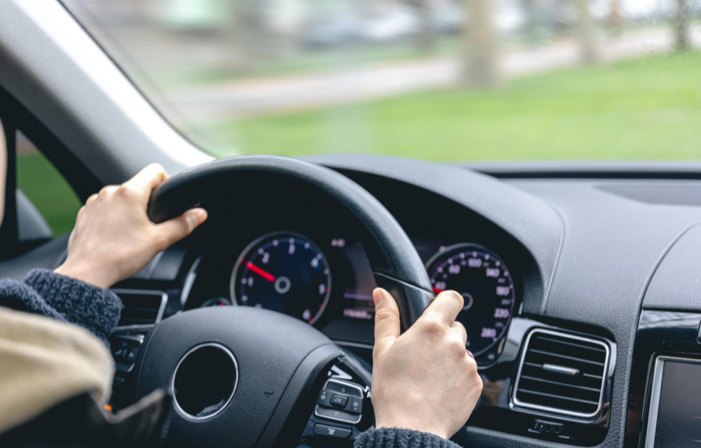 Tips Mengemudi Mobil Matic di Jalan Sempit Bagi Pemula: Wajib Lihat Spion Kanan, Ini Alasannya