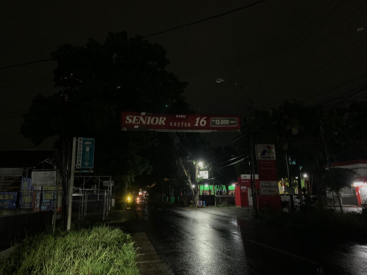 Meski Jelas Dilarang, Spanduk Melintang Masih Hiasi Jalanan di Kembaran