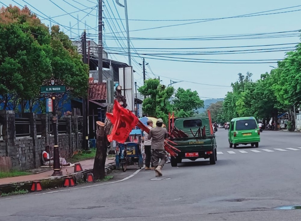 Tegakkan Perda K3, Ratusan Bendera Parpol dan Banner Tak Berizin Ditertibkan