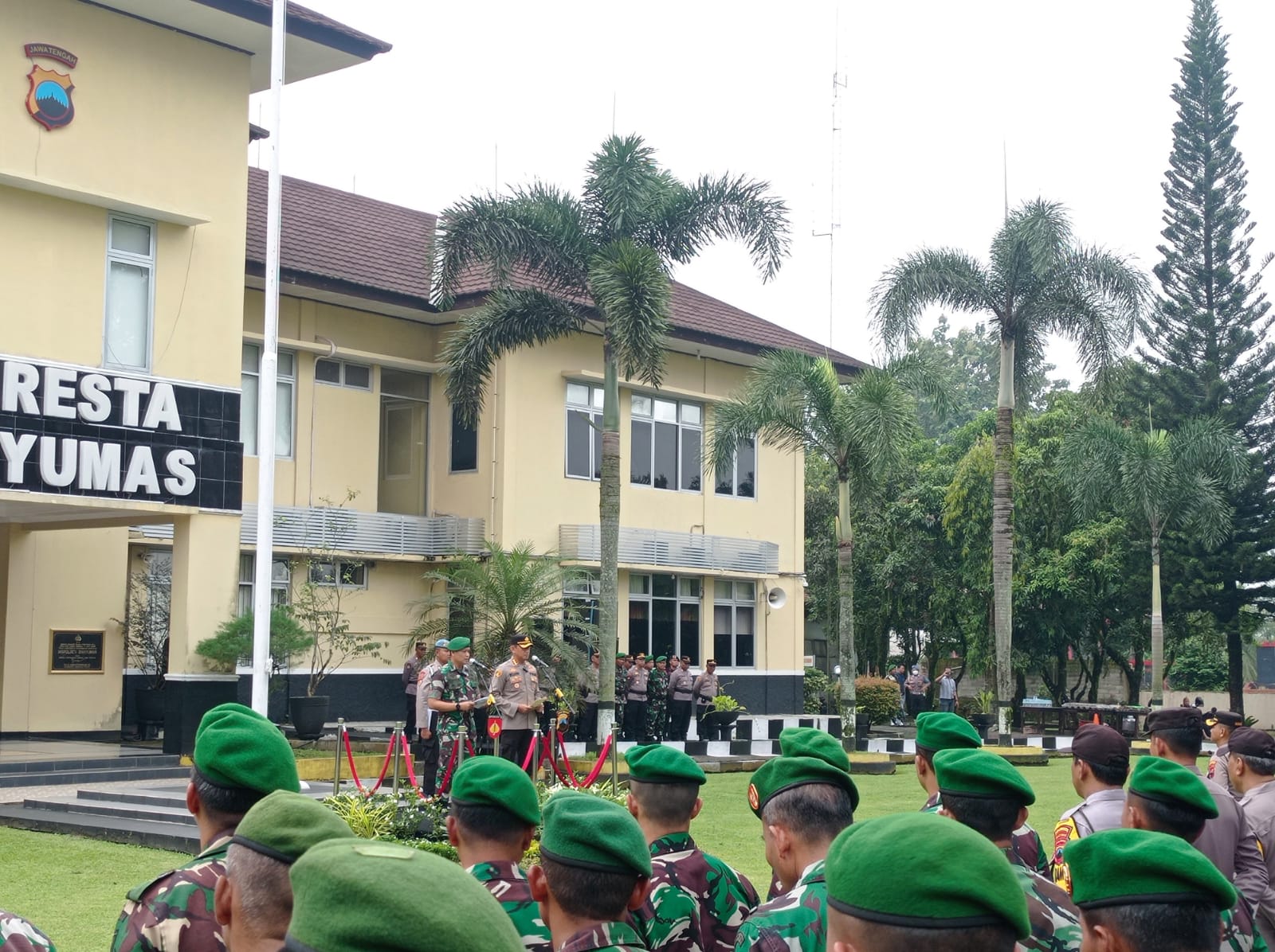 Siap Sukseskan Jalannya Pemilu, TNI Polri Apel Jam Pimpinan di Halaman Mapolresta Banyumas. 