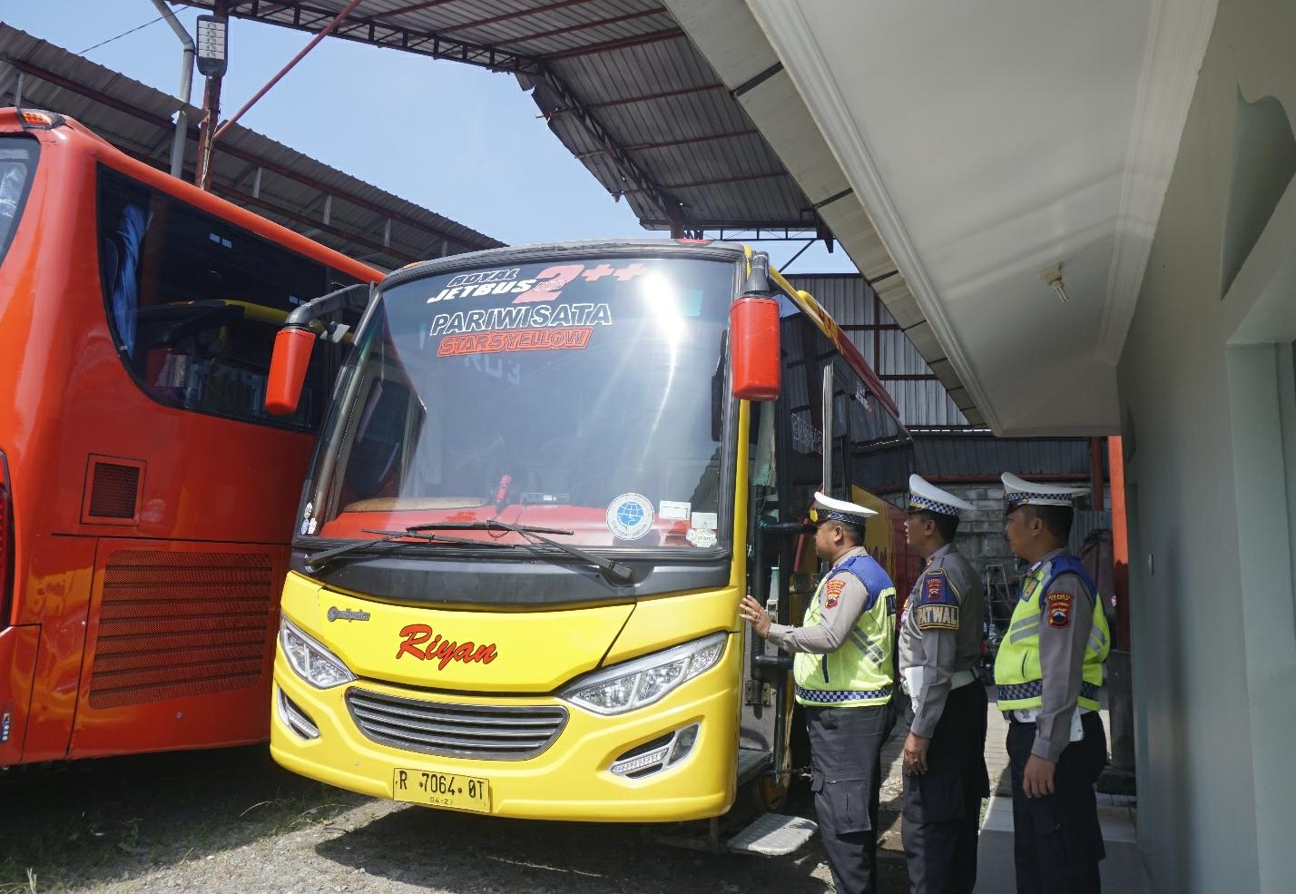 Bus Umum dan Pariwisata di Cilacap Diperiksa Petugas, Pastikan Kelaikan Jalan