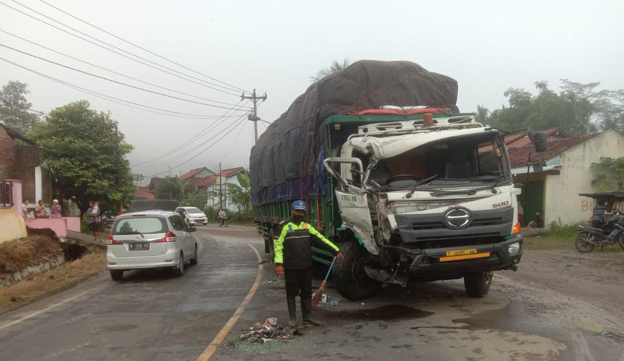 Begini Kronologi Minibus Vs Truk Tronton di Jalan Raya Lumbir