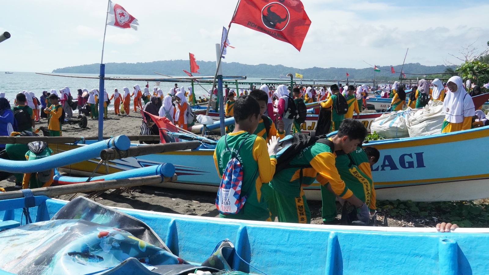 Ribuan Warga Muhammadiyah Lakukan Aksi Bersih Pantai Teluk Penyu Cilacap