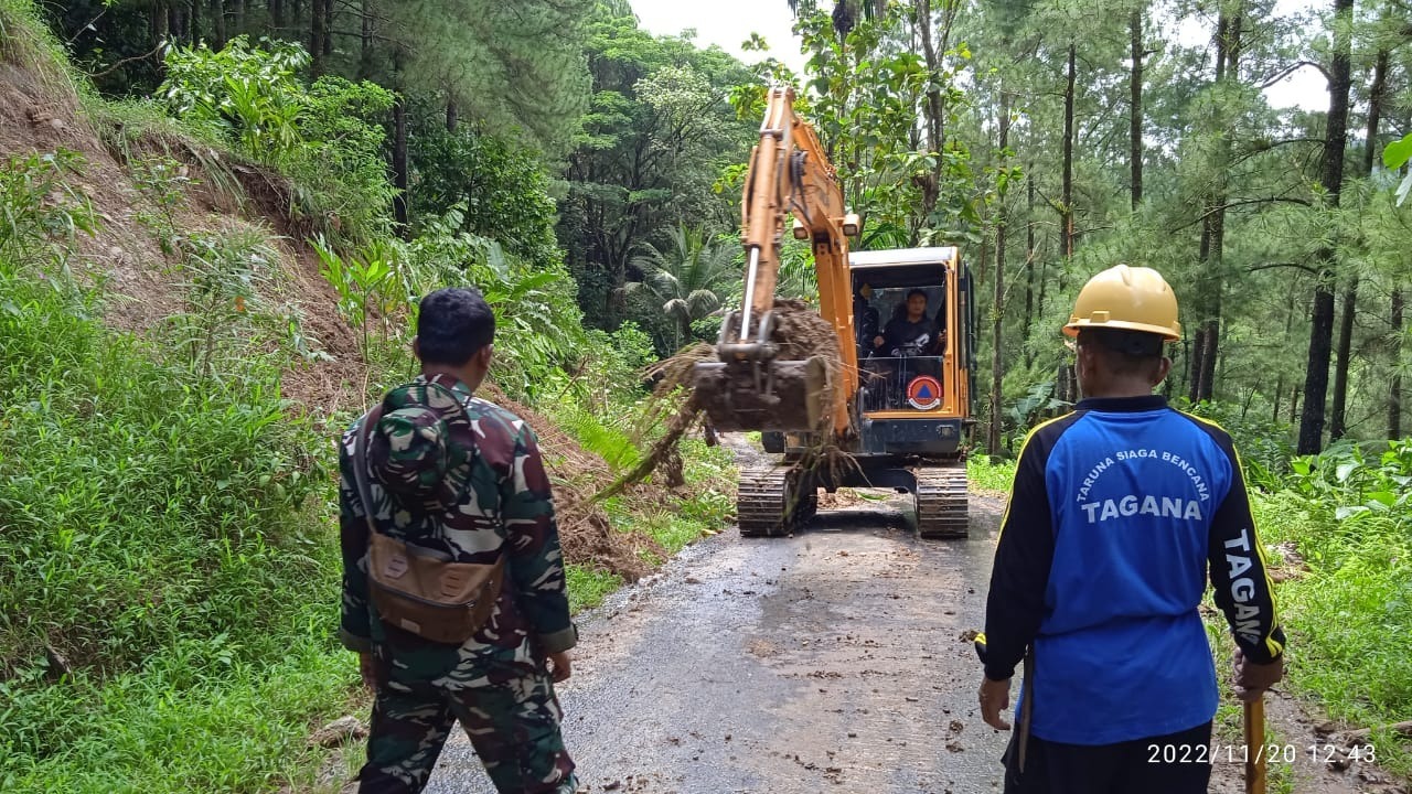 Kerja Keras 44 Relawan, Lima Titik Jalan Kabupaten Gumelar - Petuguran Yang Longsor, Kini Bisa Kembali Dilewat