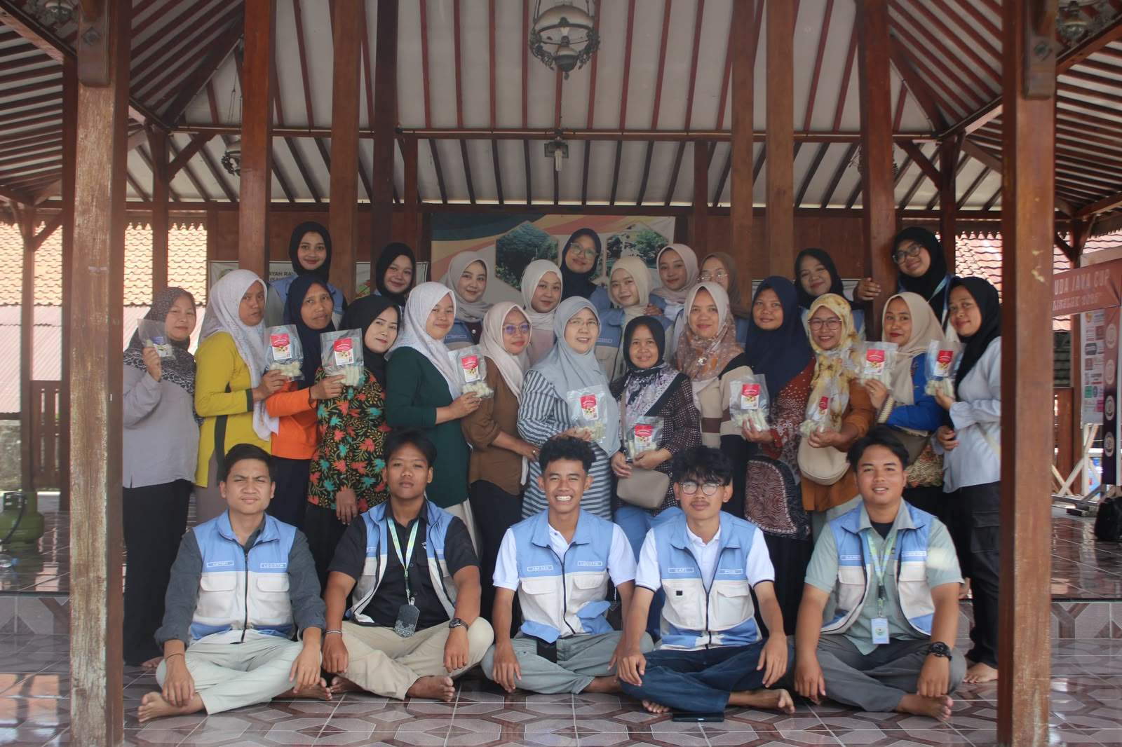 Mahasiswa Farmasi UMP Ajak Kader PKK Desa Kalisalak Olah Ikan Nila sebagai Pangan Pendukung Pencegahan Anemia