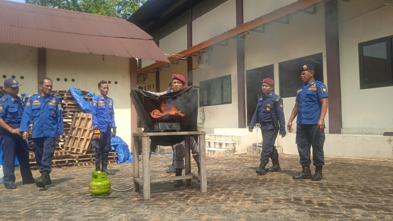 Ketika Staf KPU Purbalingga Latihan Menjinakkan Api Dengan Karung Basah