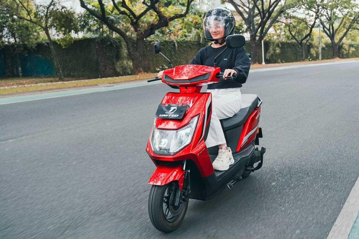 Gemar Berkendara? Inilah 4 Motor Listrik yang Memiliki Spek Jarak Tempuhnya yang Jauh