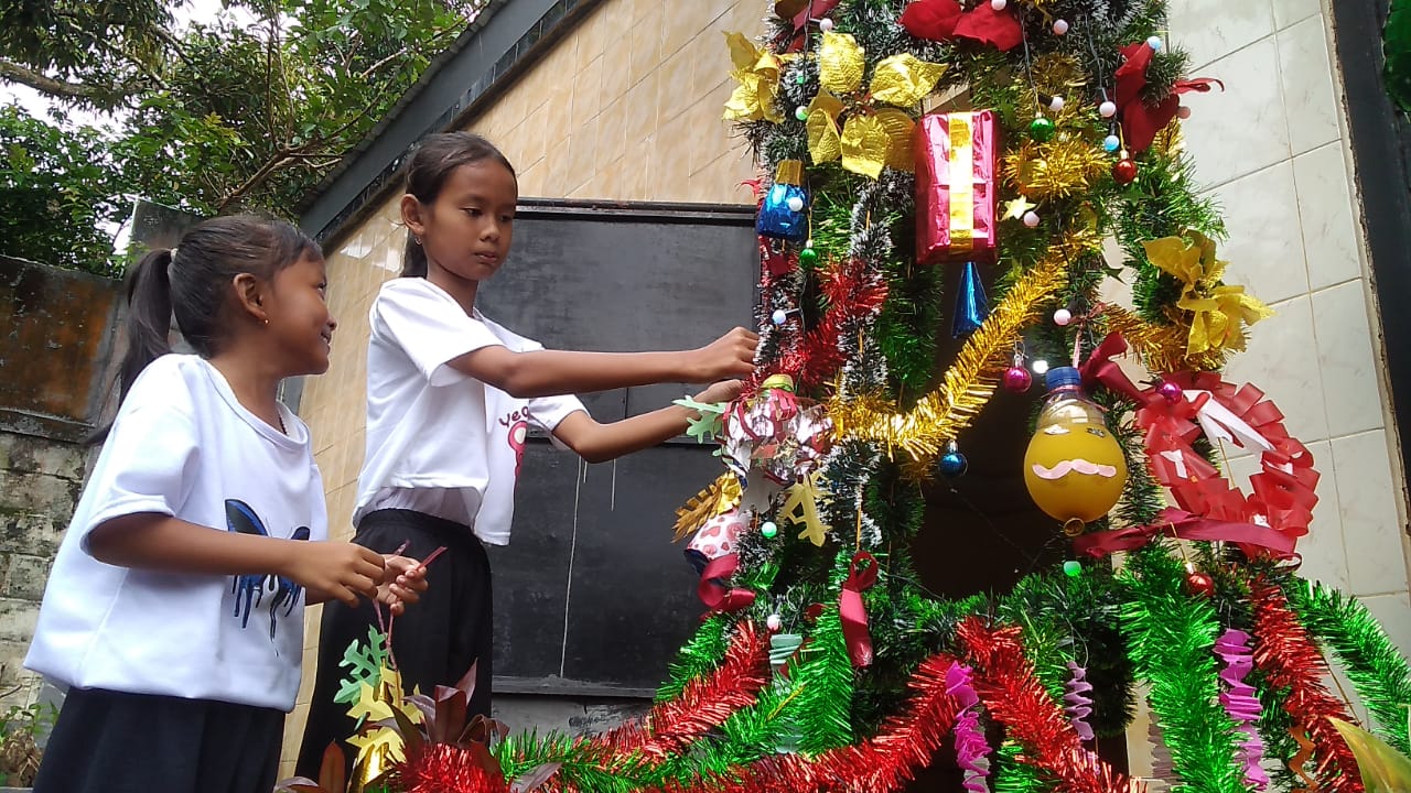 Anak Sekolah Minggu Daur Ulang Botol Bekas Menjadi Hiasan Pohon Natal