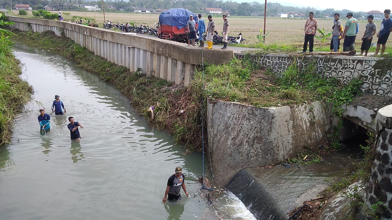 Sampah Menggunung yang Menutup Bangunan Talang di Sungai Angin Mencapai 15 Kubik 