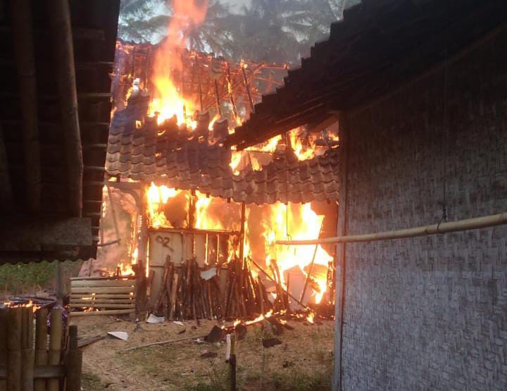 Korsleting Listrik, Rumah Semi Permanen di Lumbir Ludes Terbakar