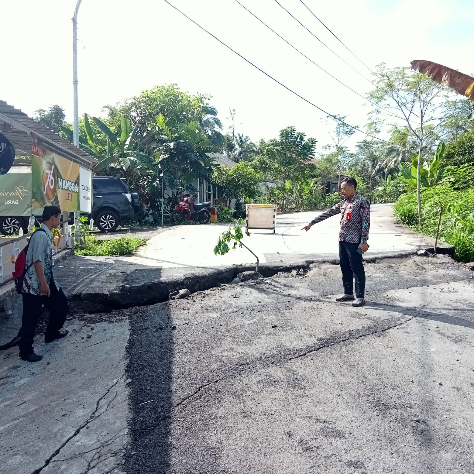 Badan Jalan Beton Arah Jembatan Merah Kembali Amblas