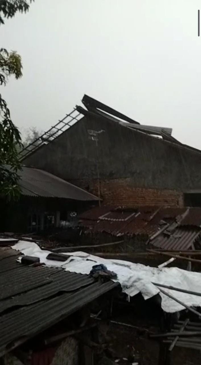Dihajar Angin Kencang, Atap Belasan Rumah Beterbangan di Bantarwuni Kembaran 