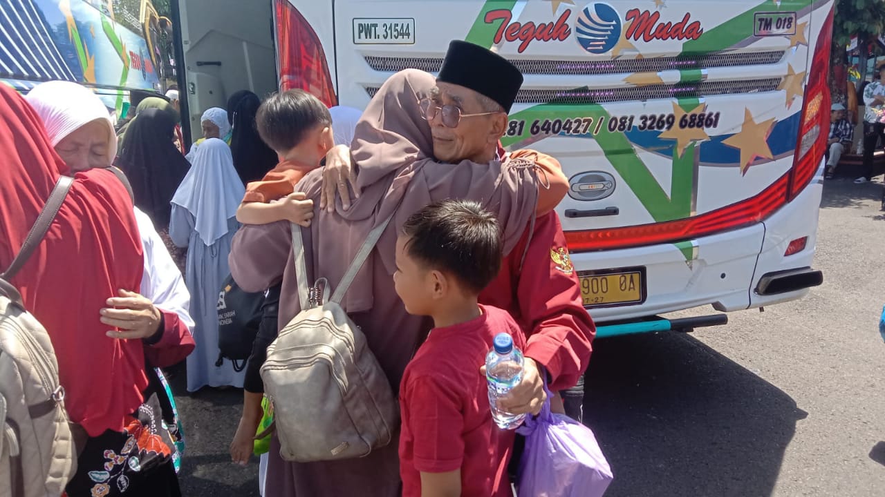 327 Jemaah Haji Tiba Dengan 8 Bus, Komplek Pendapa Dipenuhi Isak Haru