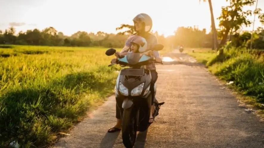 7 Cara Aman Bonceng Anak Balita Pakai Motor Listrik