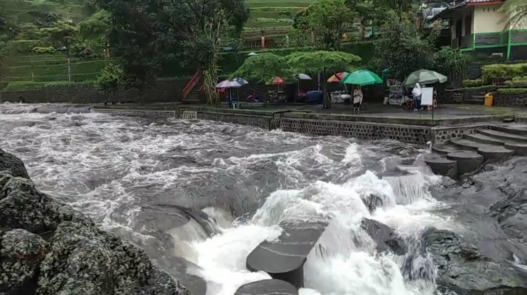 Viral di Medsos Detik-Detik Sungai Gumawang Lokawisata Baturraden Meluap, Dinporabudpar :  Tidak Berdampak