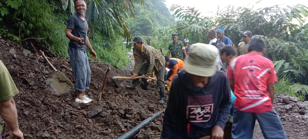 Hujan Deras, Tanah Longsor Kembali Tutup Jalan Raya Desa Sirau Karangmoncol Purbalingga