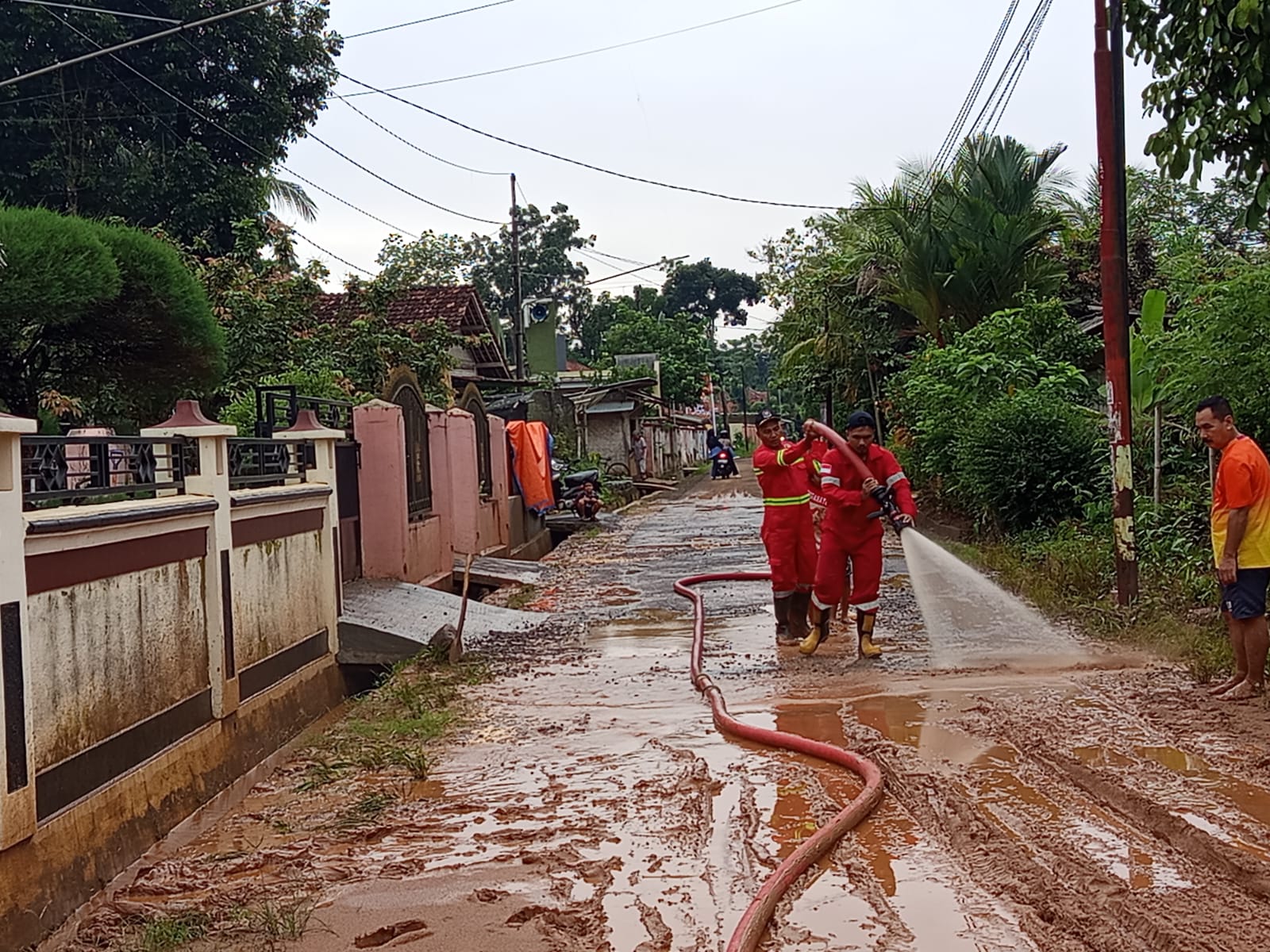 Material Lumpur Tutup Jalan di Cibeunying Majenang