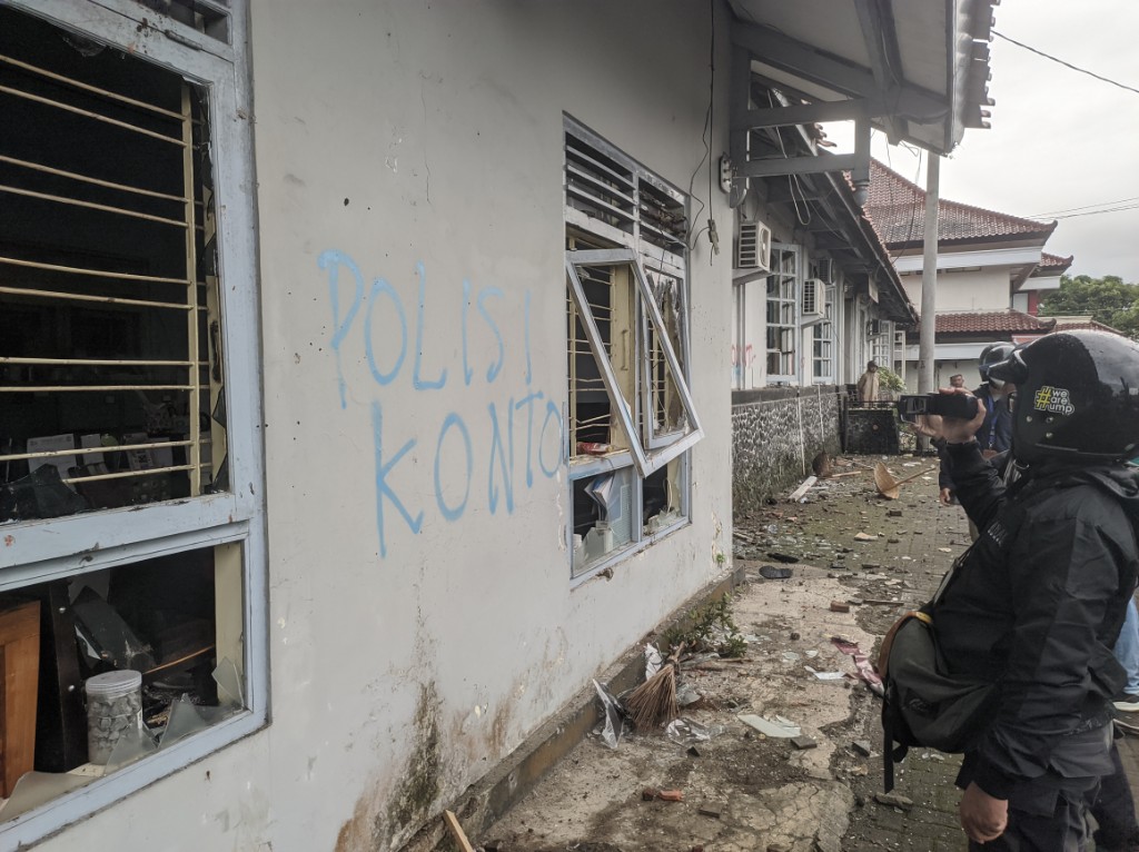 Pagar Dirusak, Tiga Ruangan Kantor Bupati Dihujani Batu