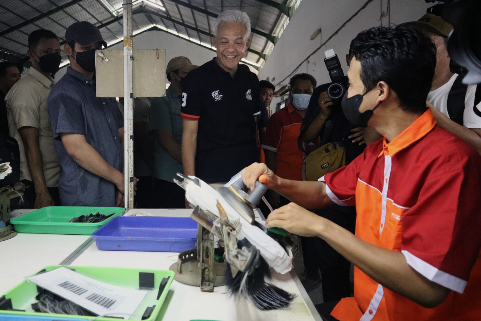 Di Waktu Bersamaan, Ganjar Pranowo dan Susilo Bambang Yudhoyono Kunjungi Pabrik Bulu Mata Purbalingga