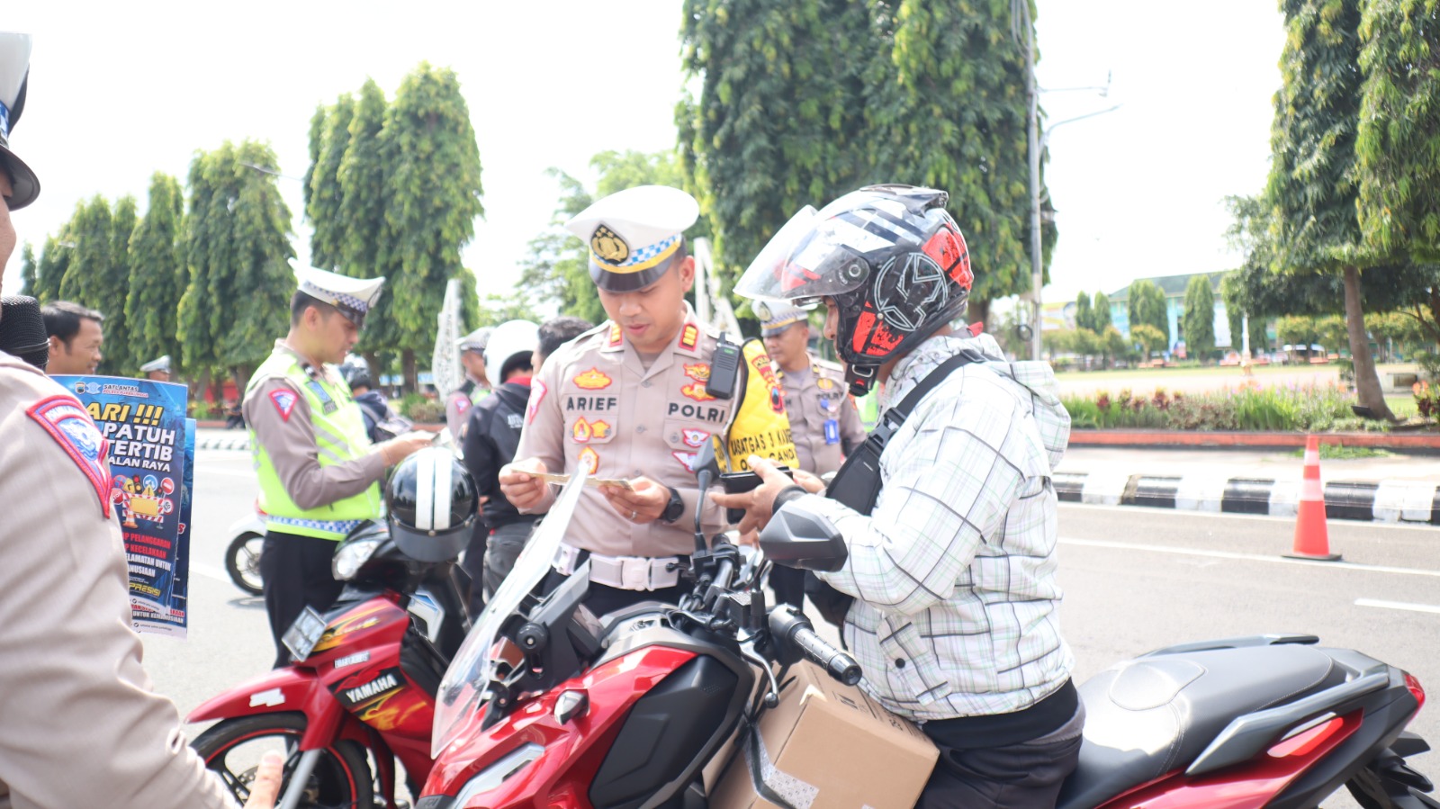 Cek Pajak Kendaraan, Satlantas Polres Purbalingga Hentikan Kendaraan di Alun-alun