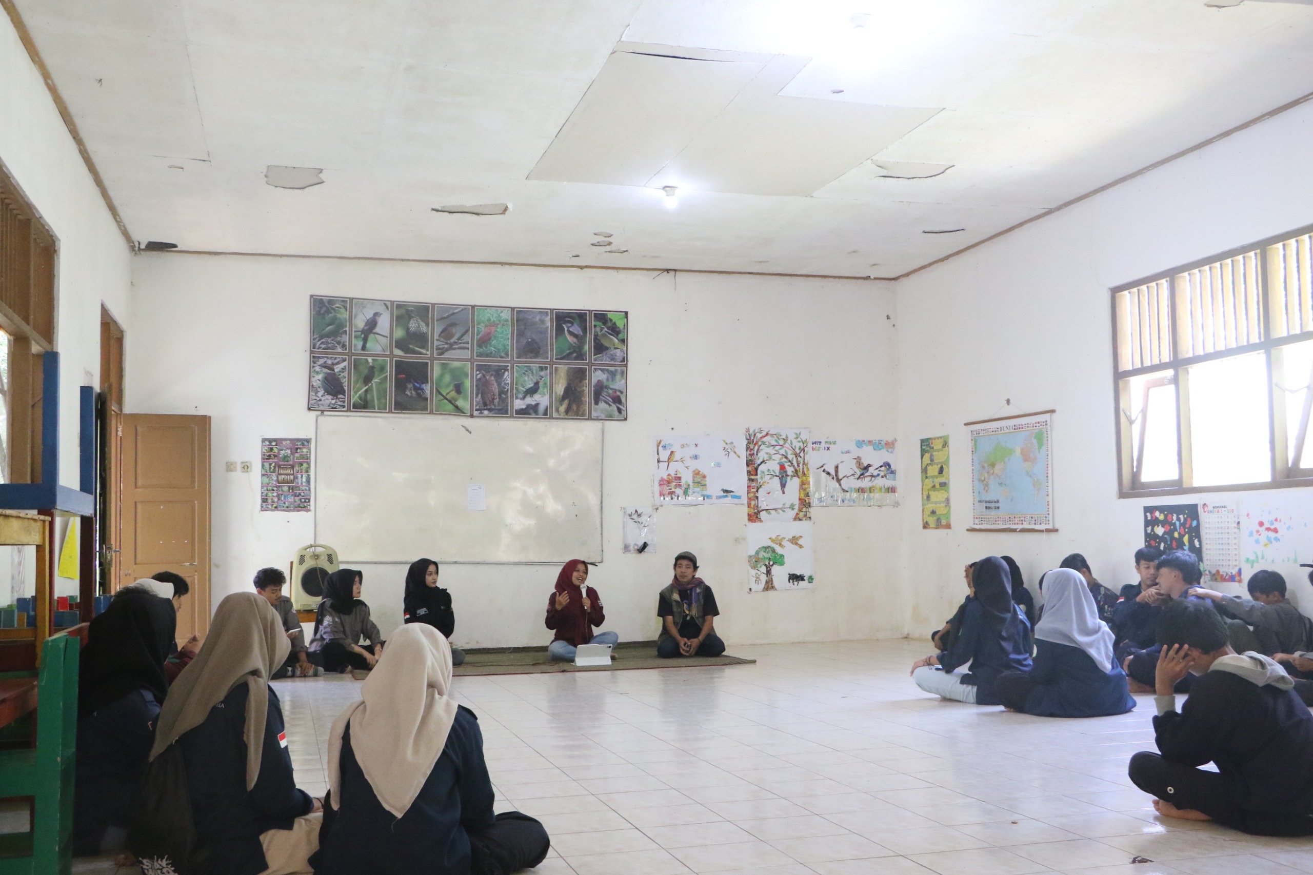 Dosen Amikom dan Mahasiswa Beri Pelatihan Videografi Berbasis Kearifan Lokal di MTs Pakis