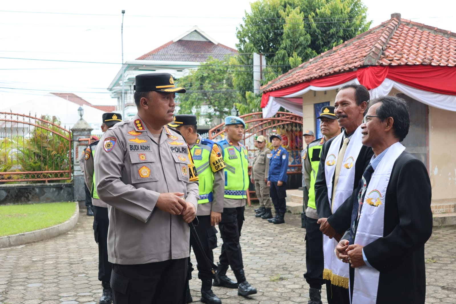 Natal Damai di Cilacap, Polisi Jaga Gereja dan Layani Kesehatan Jemaat
