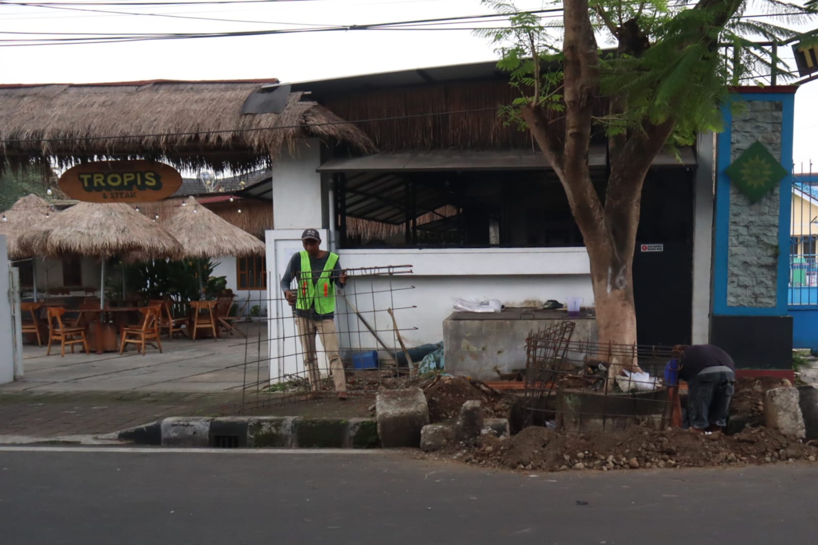 Pembangunan Pot Pelindung  di Jalan Dr Angka dan Sudirman Capai 30 Persen 