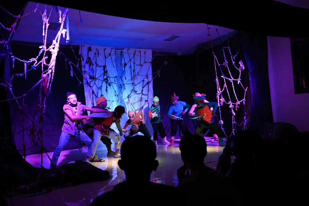 Raung Silago dan Pagar Laut, Teater yang Menyentil Luka Ekologis dan Ketimpangan Sosial di Laut