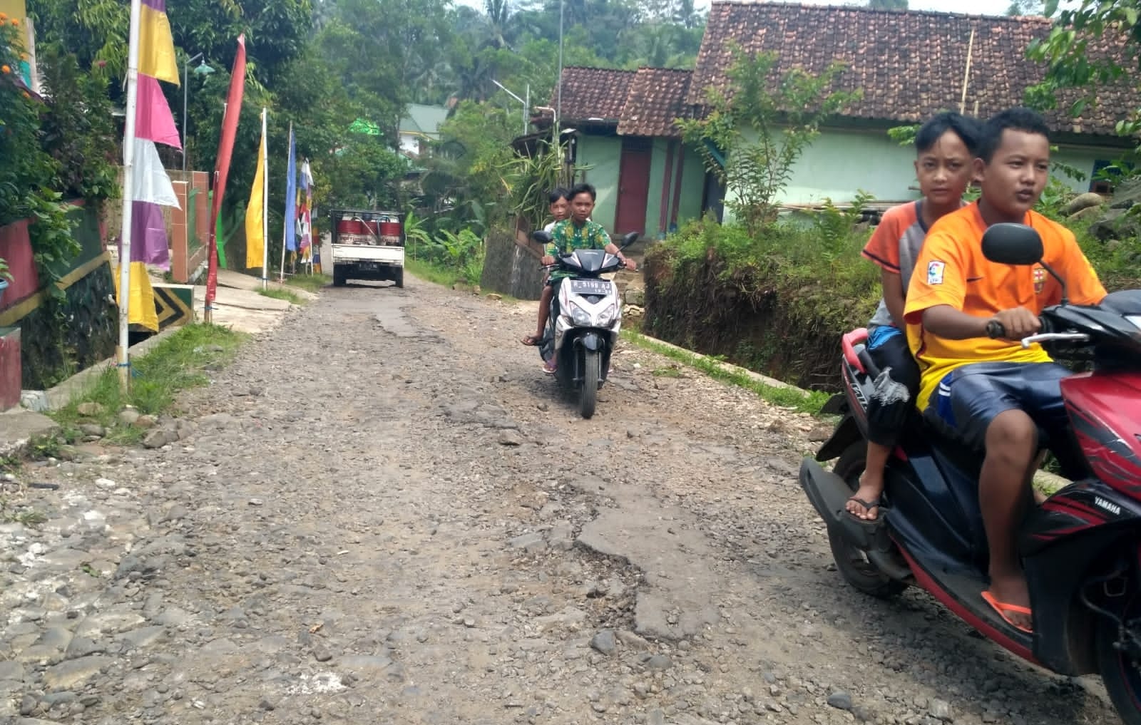 Dua Akses Jalan Kabupaten di Desa Sudimara Rusak