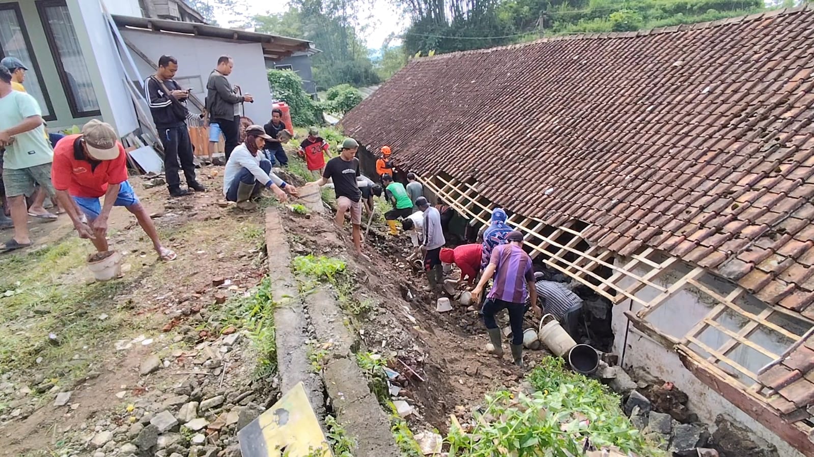 Hujan Deras Picu Longsor di Karangkobar Banjarnegara, Dua Ruang Kelas MI Rusak Parah