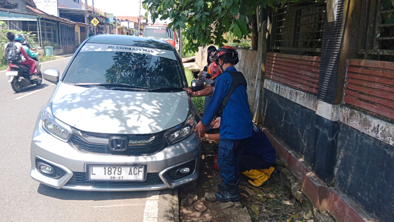 Damkar Kroya Evakuasi Mobil Terperosok di Jalan Bhayangkara Kroya Cilacap 