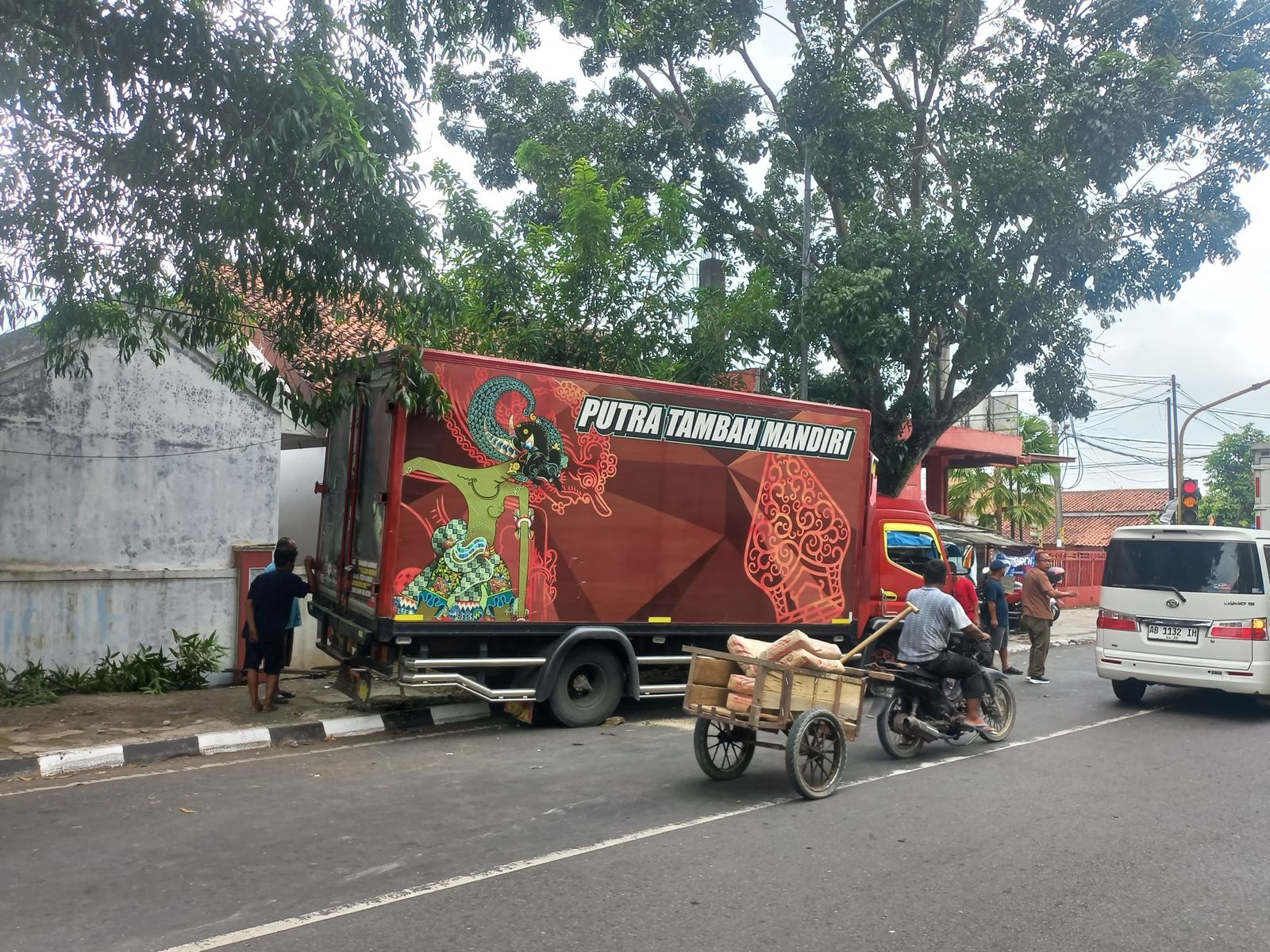 Rem Gagal Berfungsi, Truk Terperosok ke Selokan di Jalan Setiabudi Cilacap