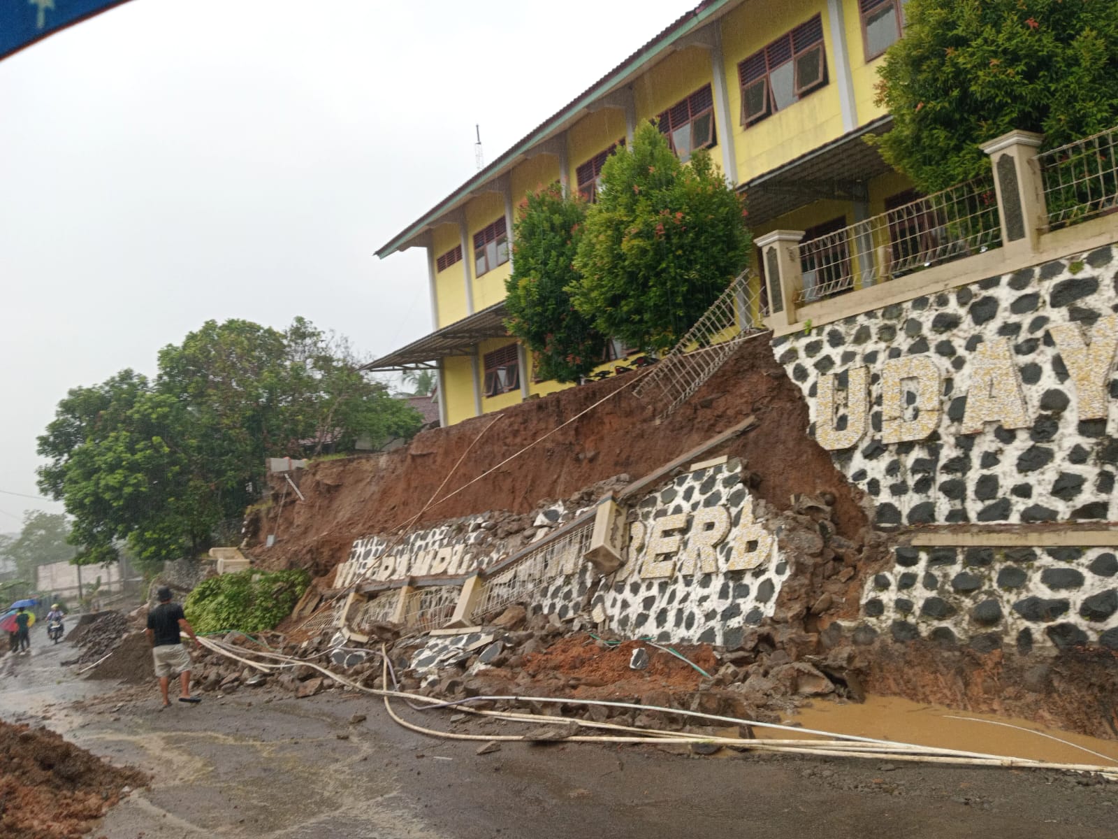 Hujan Deras, Bangunan Talud SMP N 3 Wanareja Cilacap Ambruk