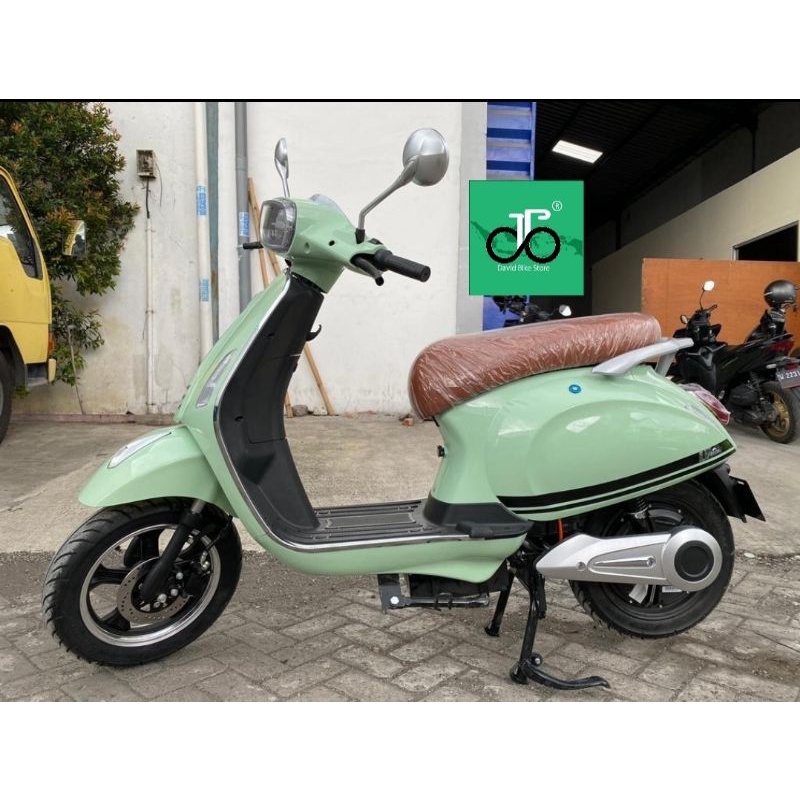 Desain Motor Listrik Larriz LV Mirip Vespa, Harga Hanya 11 Jutaan