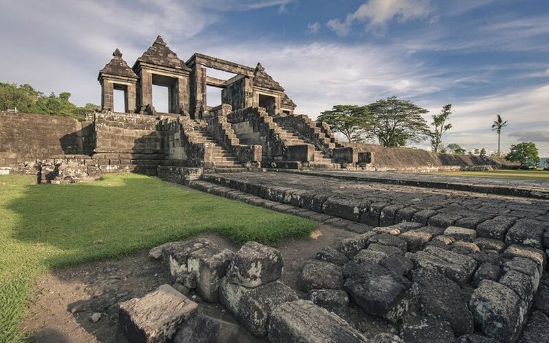 Menikmati Pemandangan Memukau di Candi Ratu Boko Yogyakarta