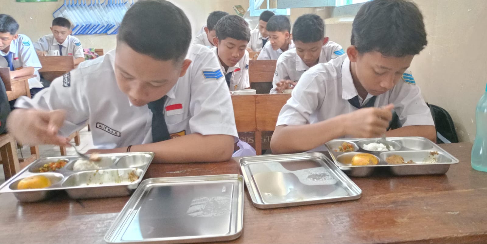 Siswa SMPN 8 Cilacap Antusias Pelaksanaan Hari Pertama Program Makan Bergizi Gratis