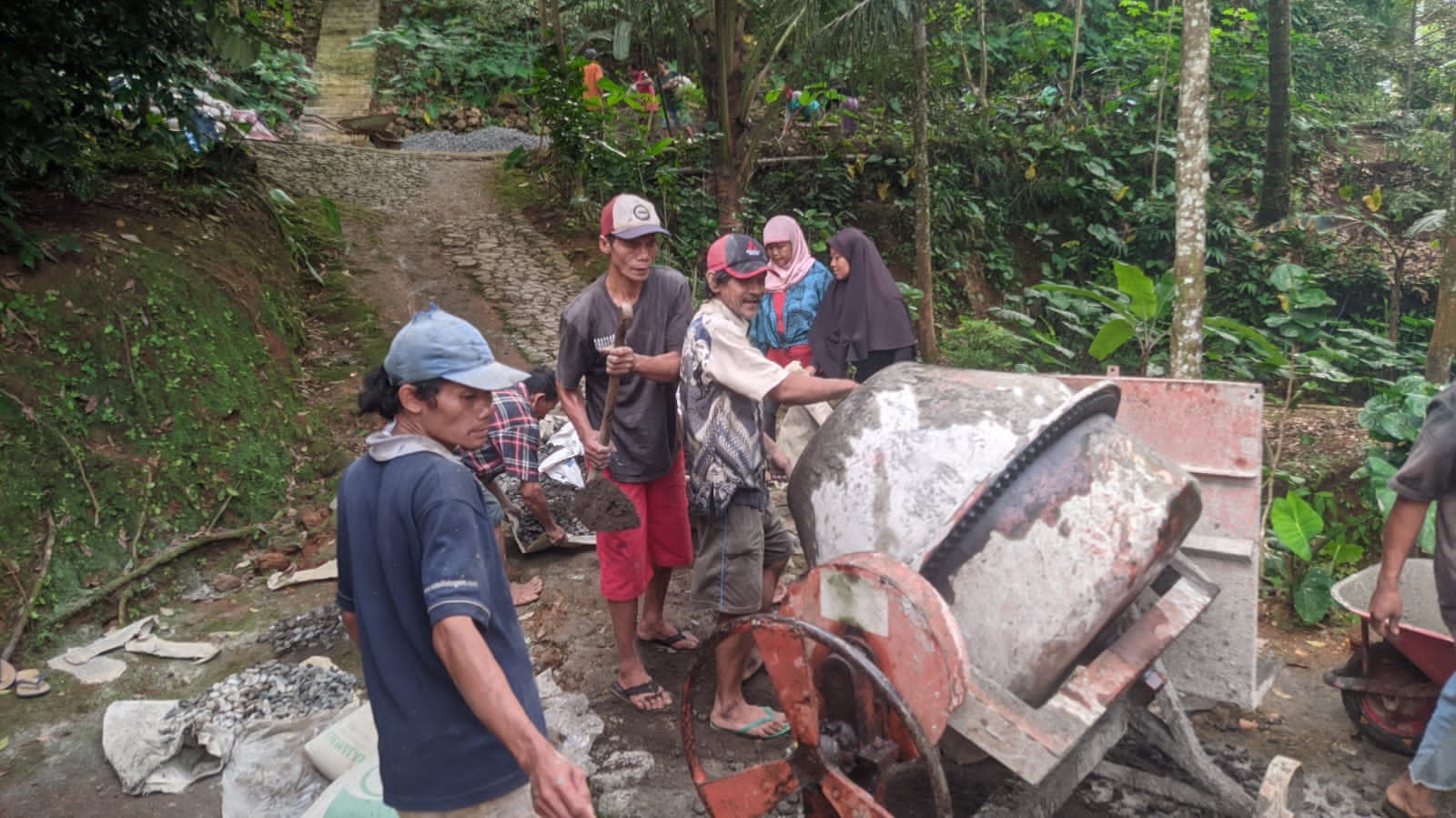 Strong, Emak-emak di Watuagung Cor Jalan