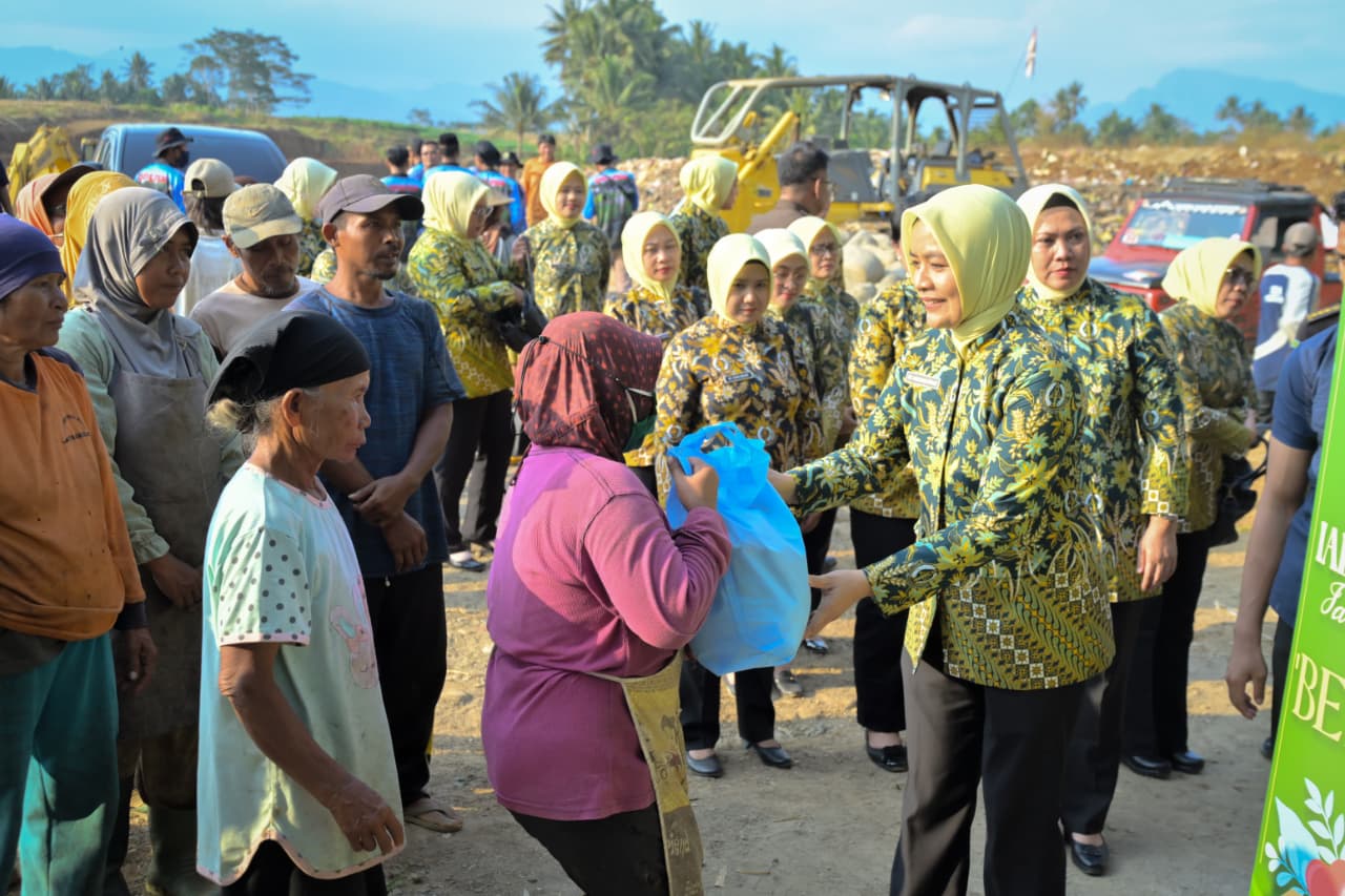 Pemulung hingga Petugas TPA Winong Dapat 150 Paket Sembako dari Kejati Jateng