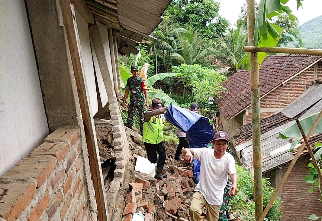Hujan Deras Picu Longsor di Alian, Satu Rumah Warga Rusak