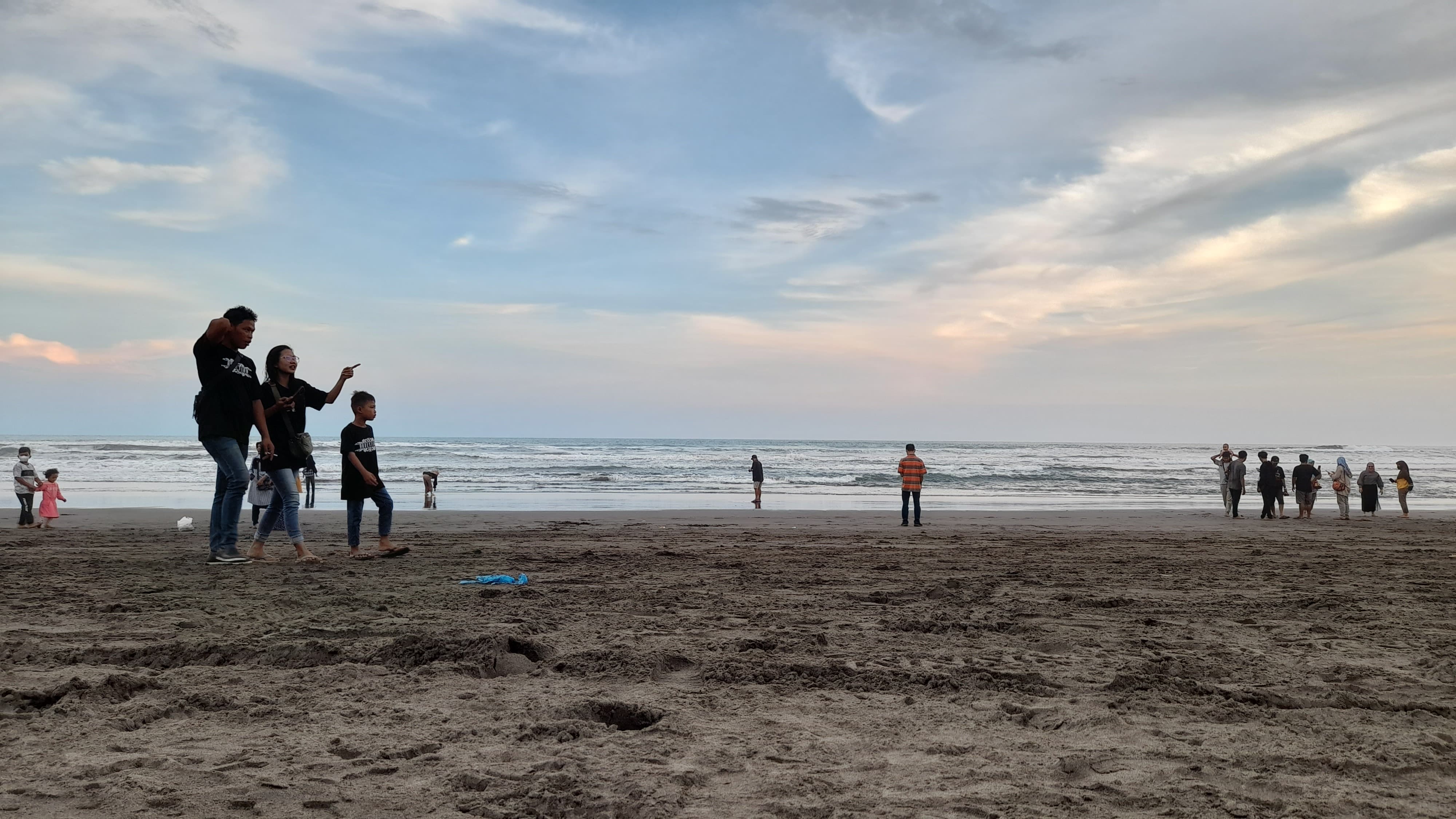 Wisatawan Diminta Waspada, Ada Potensi Gelombang Tinggi di Pesisir Cilacap 