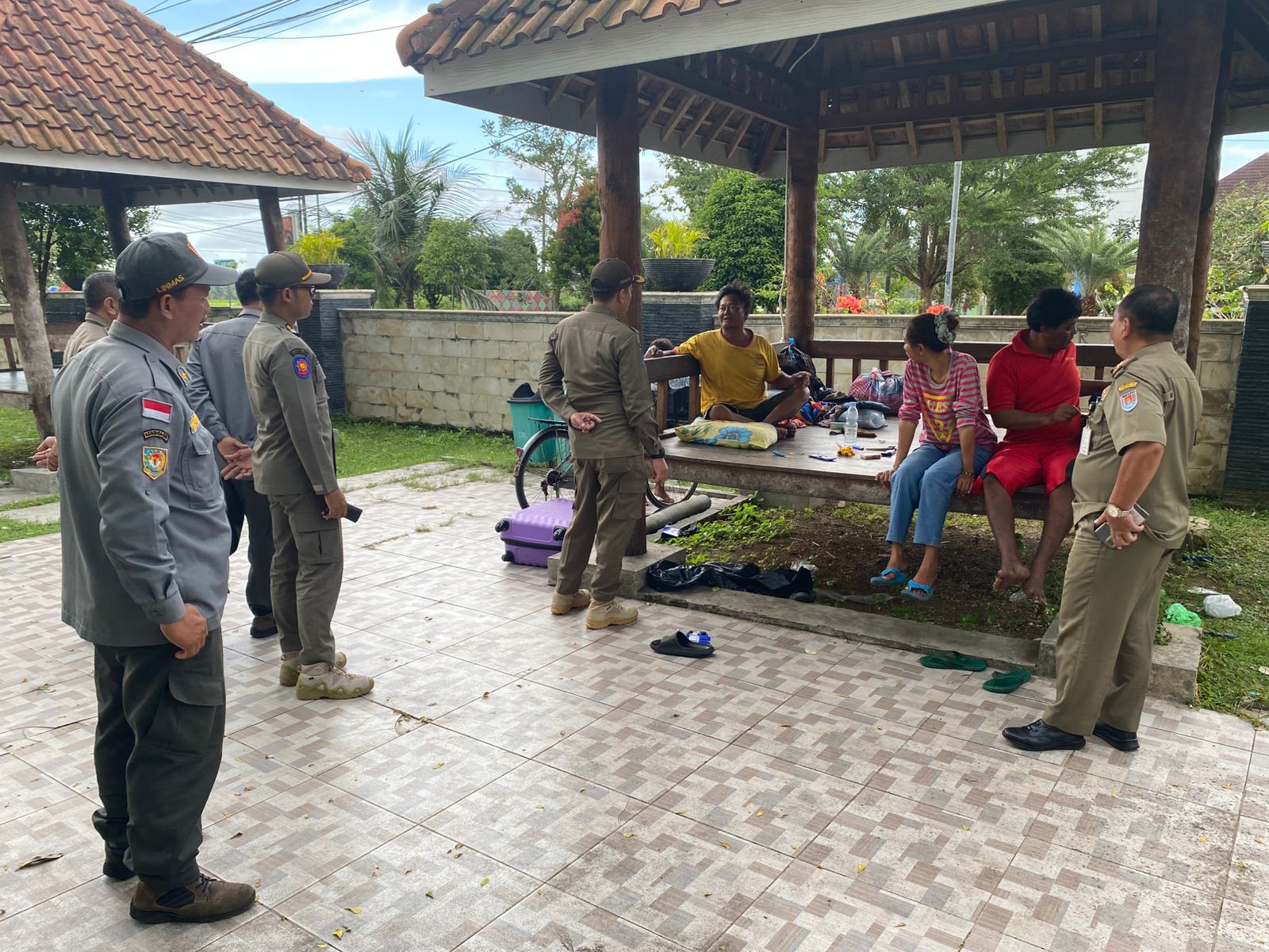 Satpol PP Cilacap Amankan Warga yang Jemur Baju di Taman Marlin