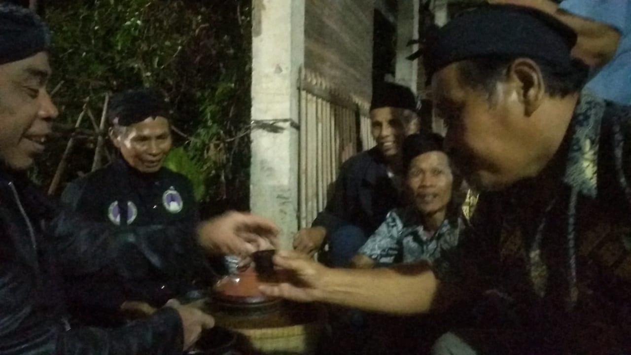 Malam Satu Sura, Aboge Antusias Minum Banyu Patemon
