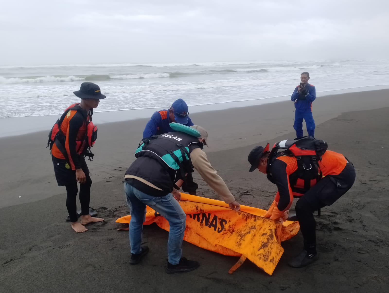 Dua Anak yang Tenggelam di Pantai Wagir Indah Cilacap Akhirnya Ditemukan, Satu Anak Masih Belum Ditemukan 