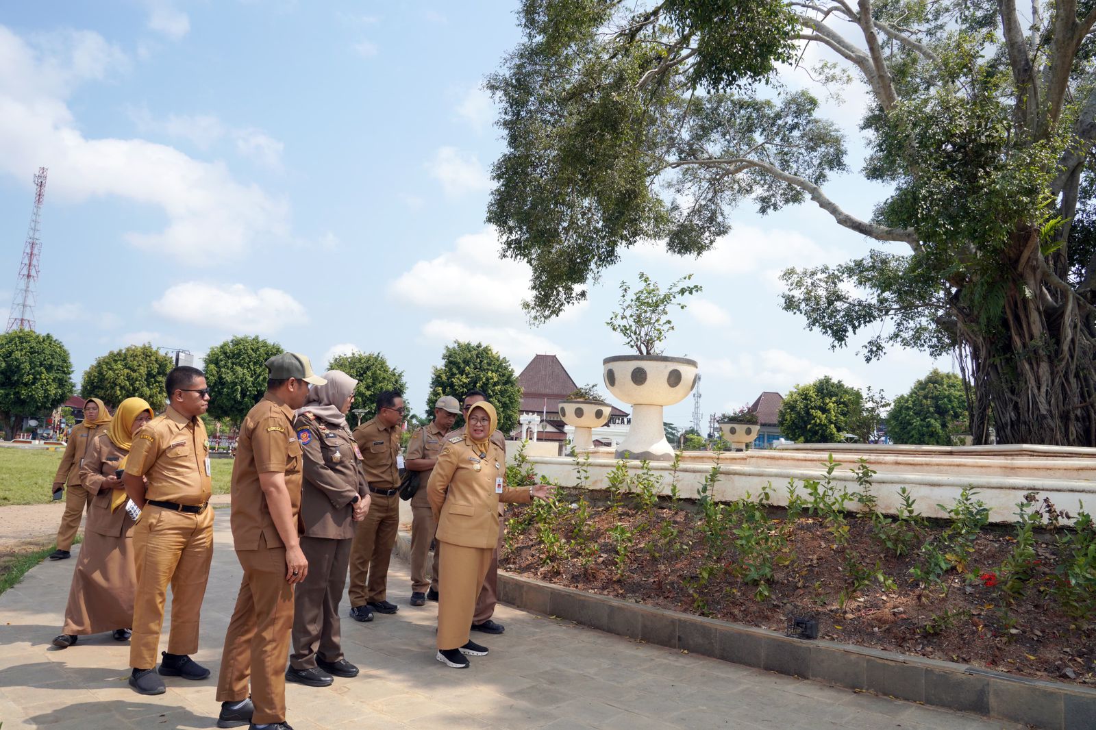 Bupati Pastikan Alun-alun Pancasila Bersih