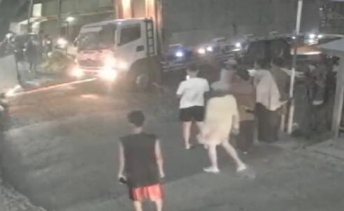 Salah Parkir, Truk Besar Terperosok Jalur Rel di Perlintasan Kawunganten